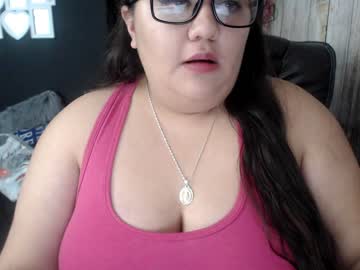 精品酒店近距离偷拍打扮有些古怪的年轻小伙和少妇做爱