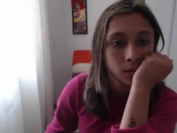 奢华套房红裤头壮小伙啪啪啪呻吟娇嫩的长发美女上衣不脱直接干这活塞运动的抽送频率好快老司机一枚