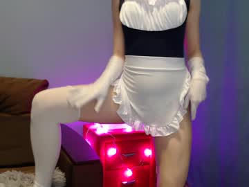 尾随两个等电梯的妹子进厕所偷窥白短热裤青春靓丽的美女嘘嘘几滴尿液粘在内裤上特性感